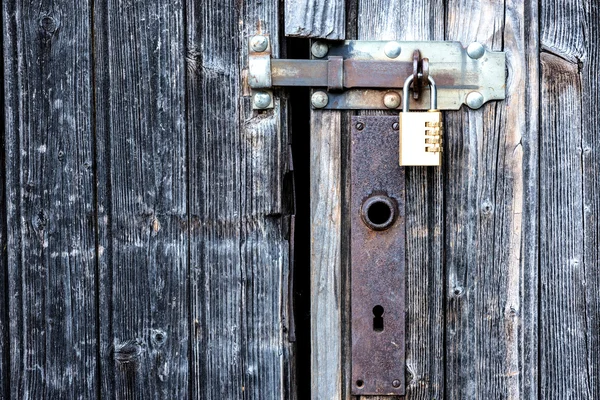 Запертая деревянная дверь — стоковое фото